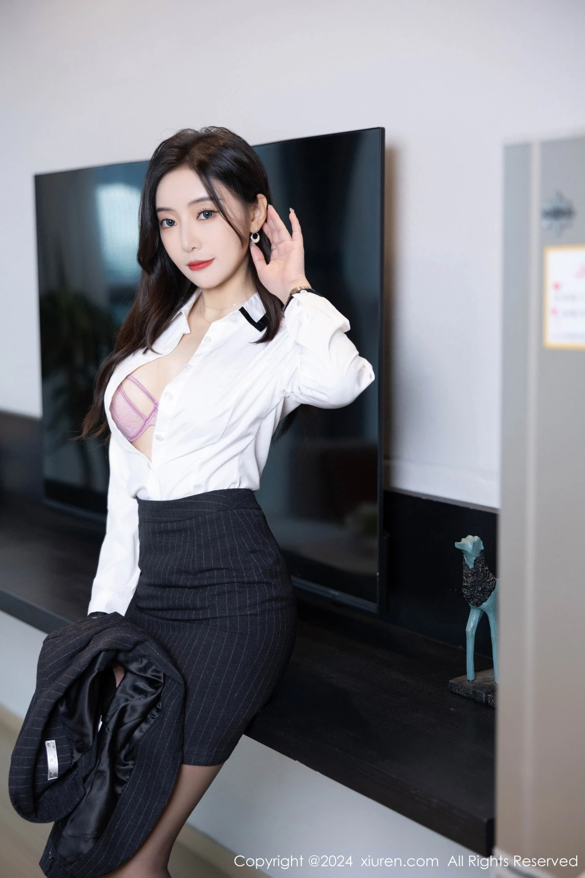 [[XiuRen秀人网]秀人网]No.8656_女神王馨瑶yanni性感深色OL制服露粉色内衣配超薄黑丝诱惑写真85P