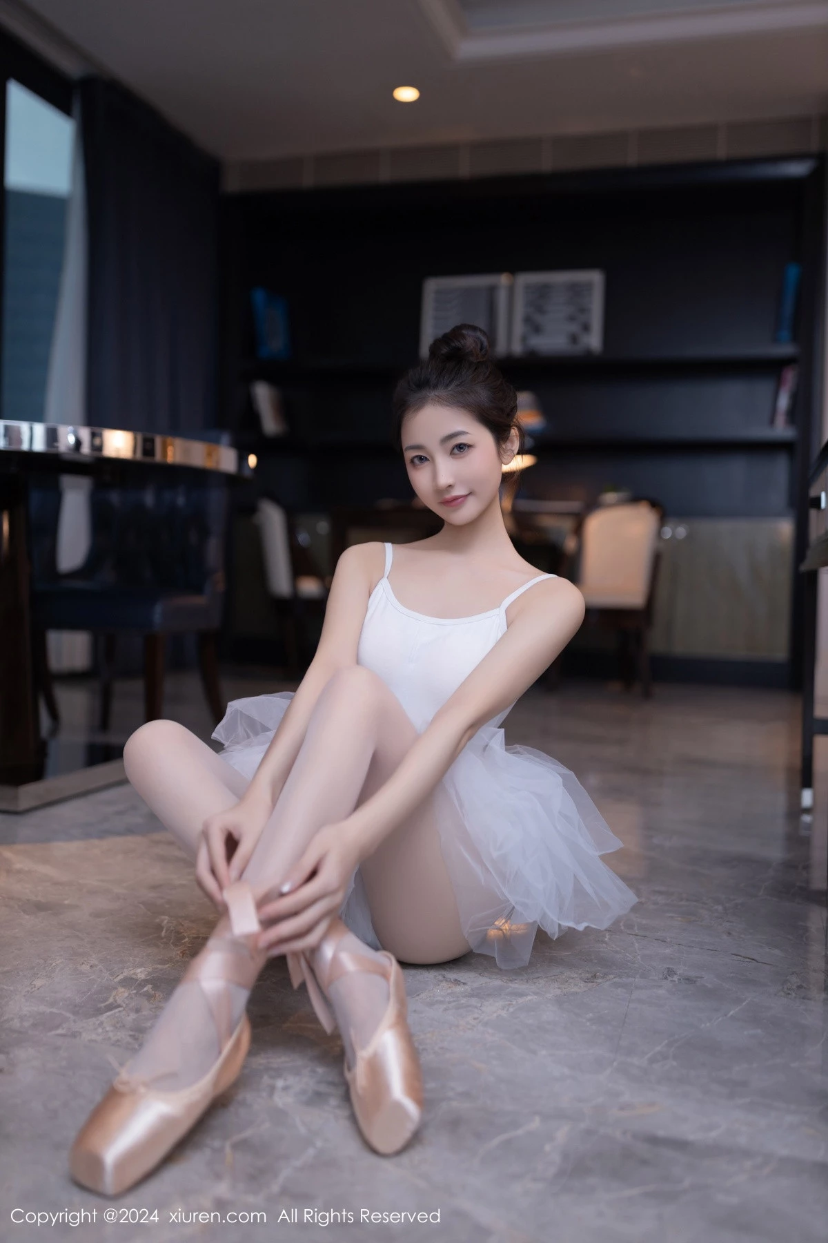 [[XiuRen秀人网]秀人网]No.8657_模特鱼尾fish私房性感白色芭蕾短裙配白丝袜秀美腿玉足迷人写真80P