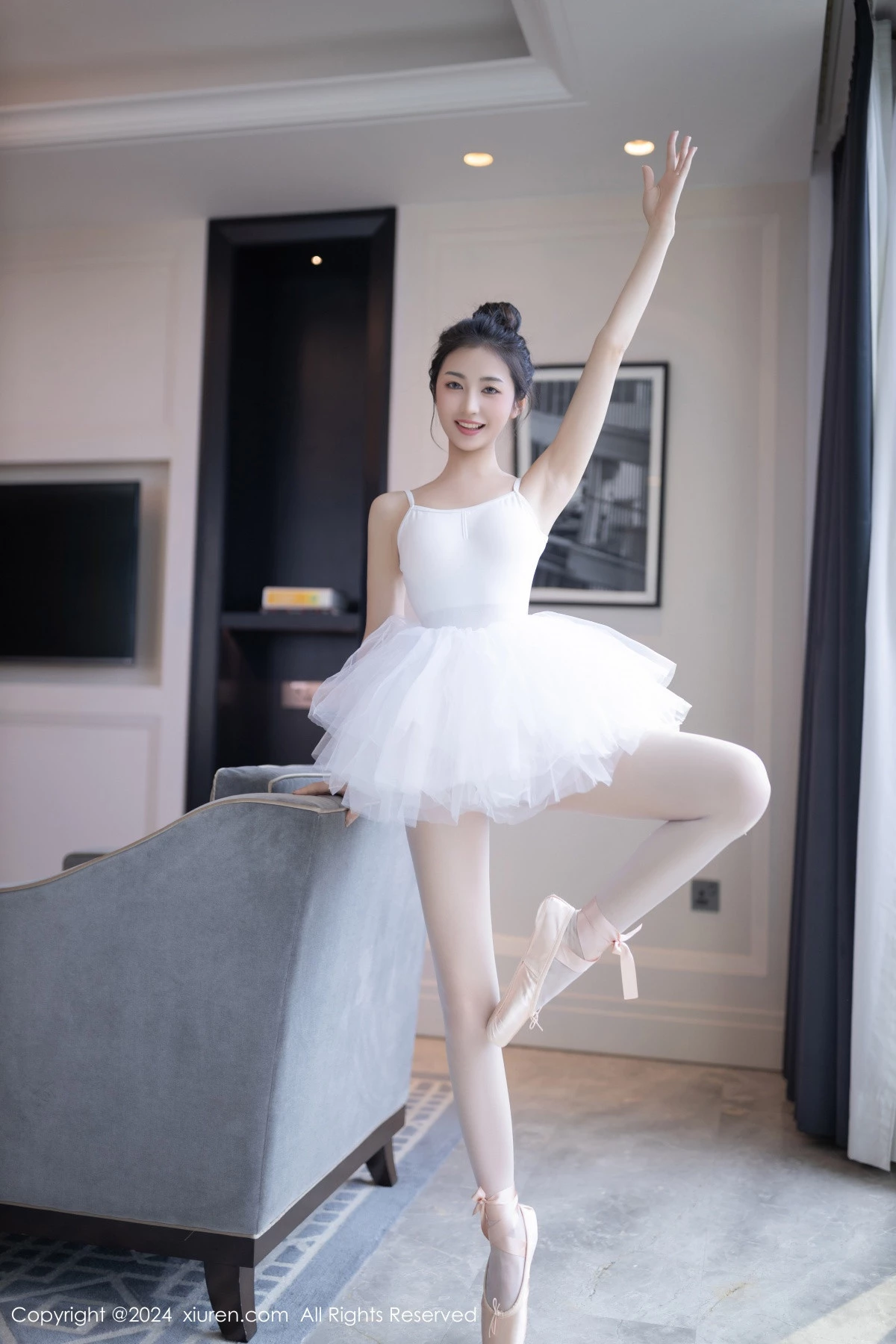 [[XiuRen秀人网]秀人网]No.8657_模特鱼尾fish私房性感白色芭蕾短裙配白丝袜秀美腿玉足迷人写真80P