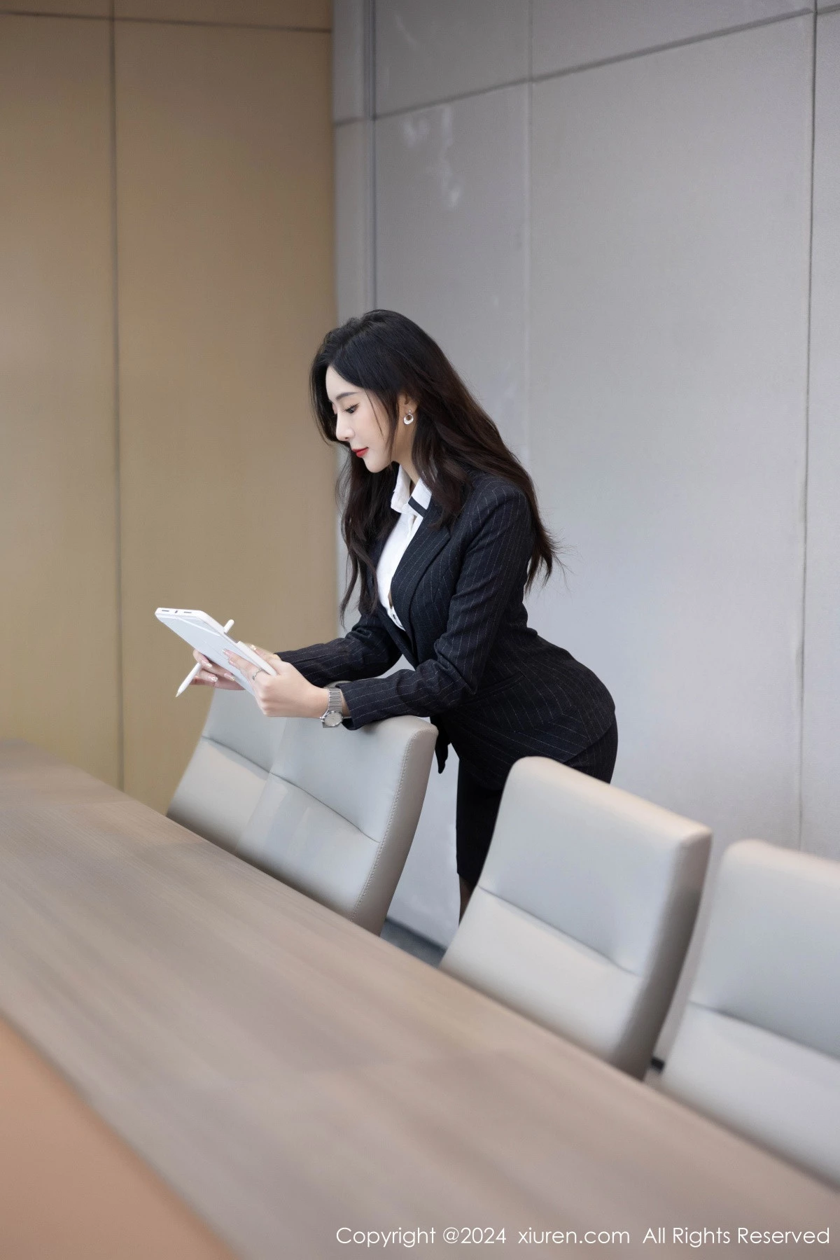 [[XiuRen秀人网]秀人网]No.8656_女神王馨瑶yanni性感深色OL制服露粉色内衣配超薄黑丝诱惑写真85P