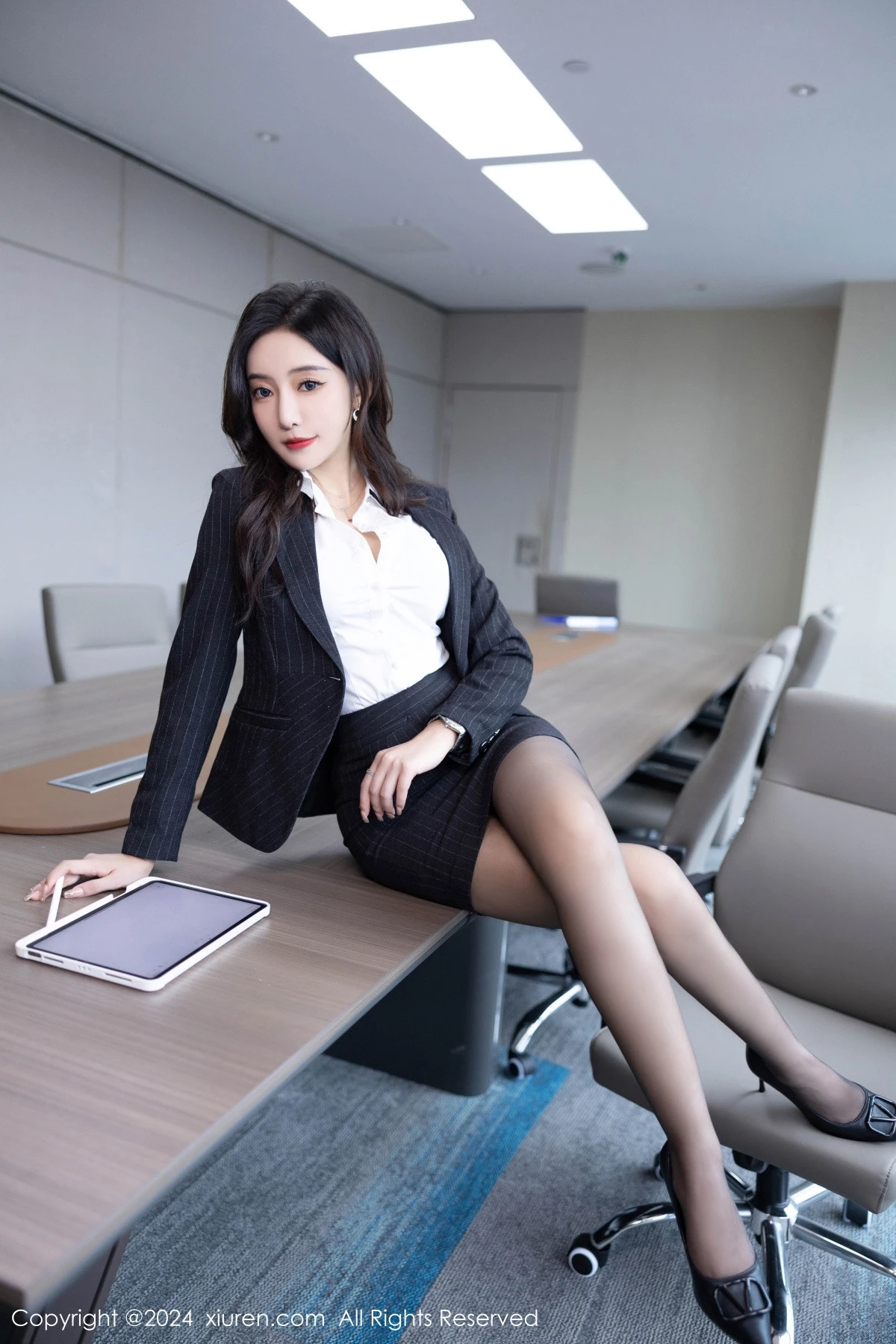 [[XiuRen秀人网]秀人网]No.8656_女神王馨瑶yanni性感深色OL制服露粉色内衣配超薄黑丝诱惑写真85P