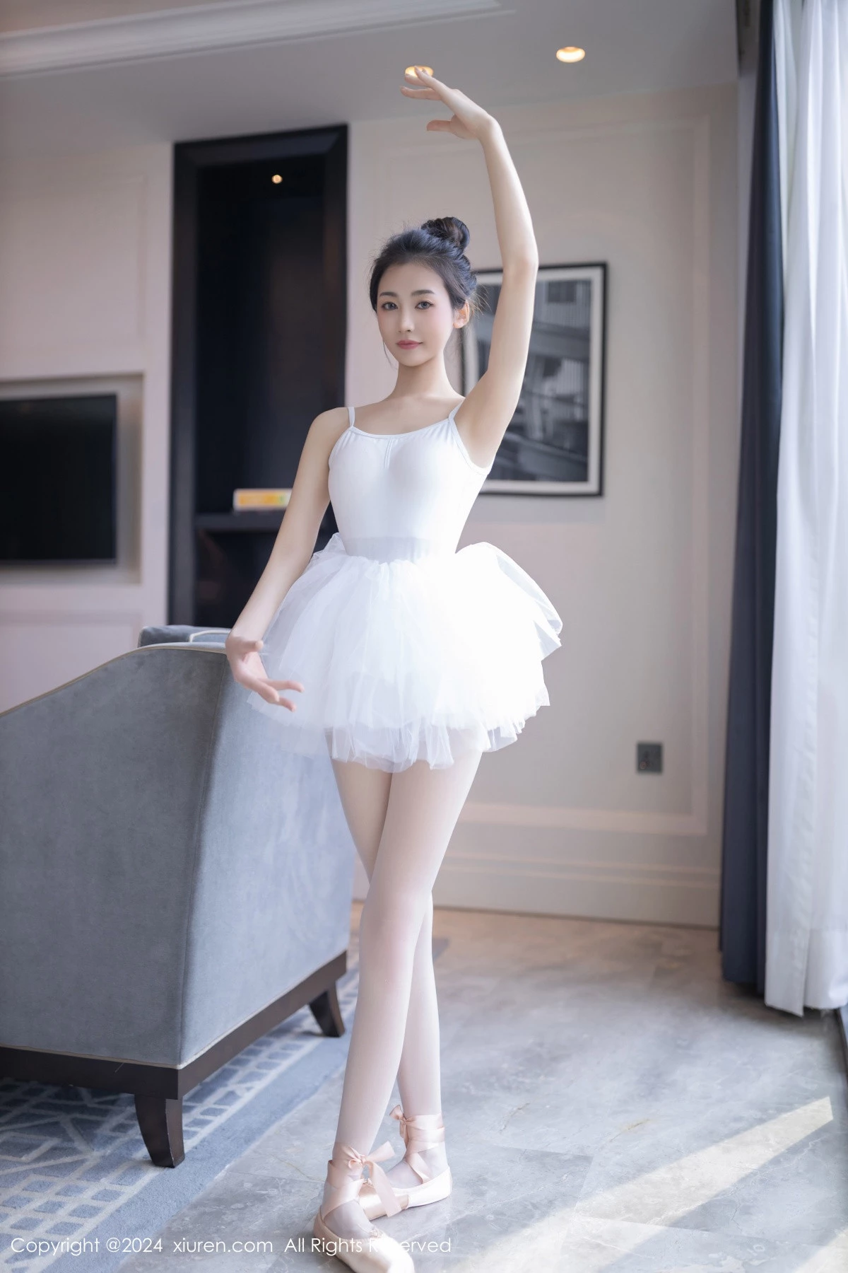 [[XiuRen秀人网]秀人网]No.8657_模特鱼尾fish私房性感白色芭蕾短裙配白丝袜秀美腿玉足迷人写真80P