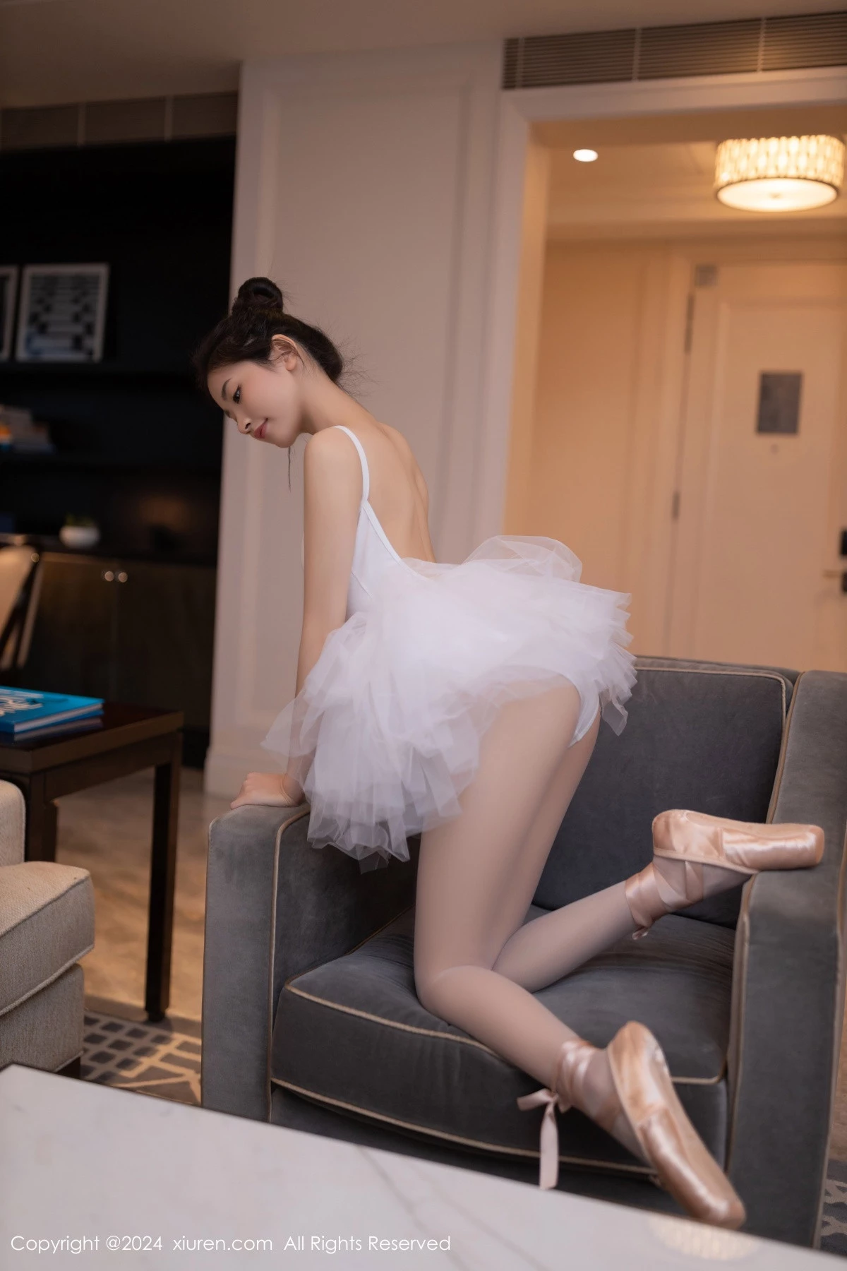 [[XiuRen秀人网]秀人网]No.8657_模特鱼尾fish私房性感白色芭蕾短裙配白丝袜秀美腿玉足迷人写真80P