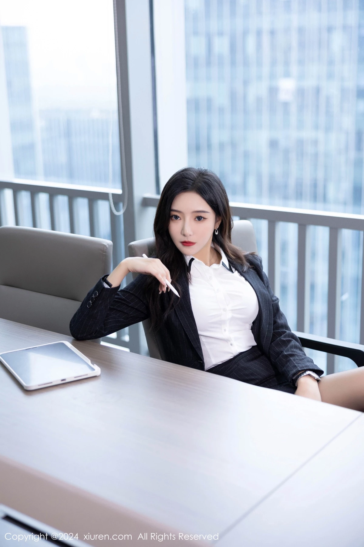 [[XiuRen秀人网]秀人网]No.8656_女神王馨瑶yanni性感深色OL制服露粉色内衣配超薄黑丝诱惑写真85P