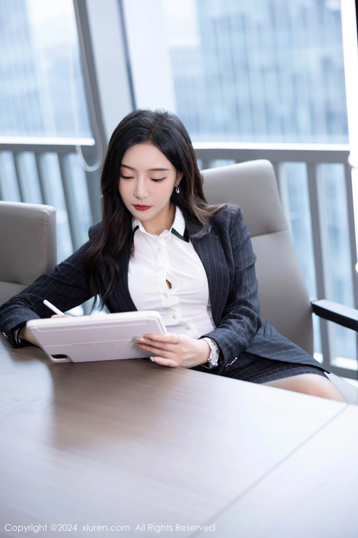 [[XiuRen秀人网]秀人网]No.8656_女神王馨瑶yanni性感深色OL制服露粉色内衣配超薄黑丝诱惑写真85P