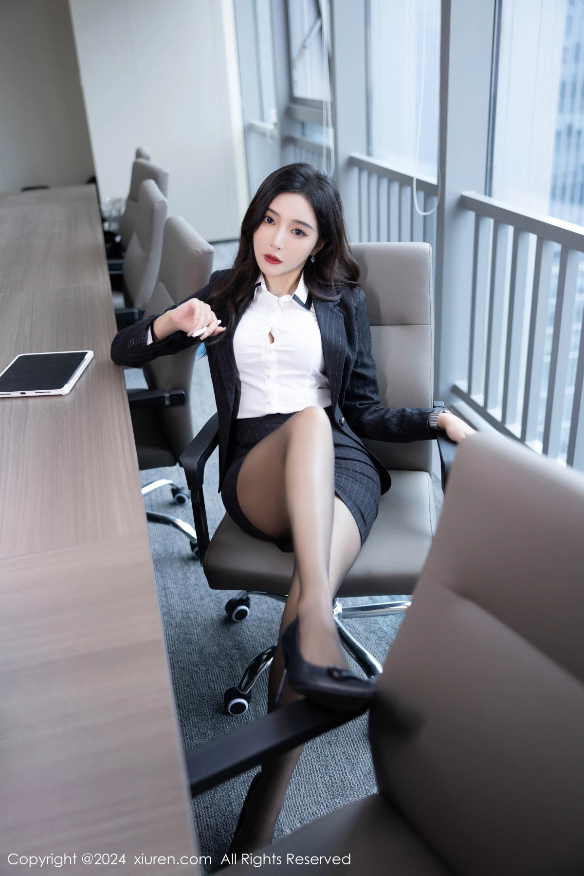 [[XiuRen秀人网]秀人网]No.8656_女神王馨瑶yanni性感深色OL制服露粉色内衣配超薄黑丝诱惑写真85P