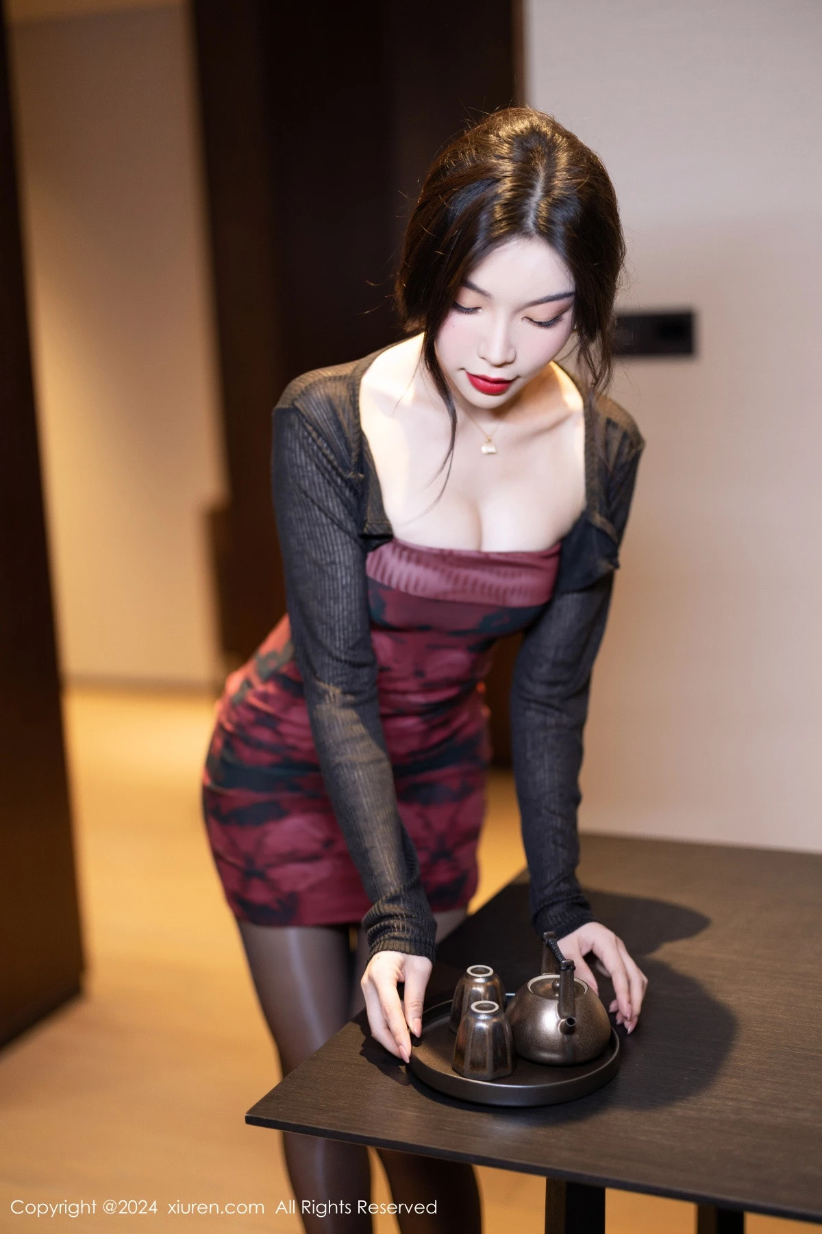 [[XiuRen秀人网]秀人网]No.8664_女神徐莉芝Booty性感浅红色连衣短裙配闪亮黑丝秀美腿诱惑写真88P