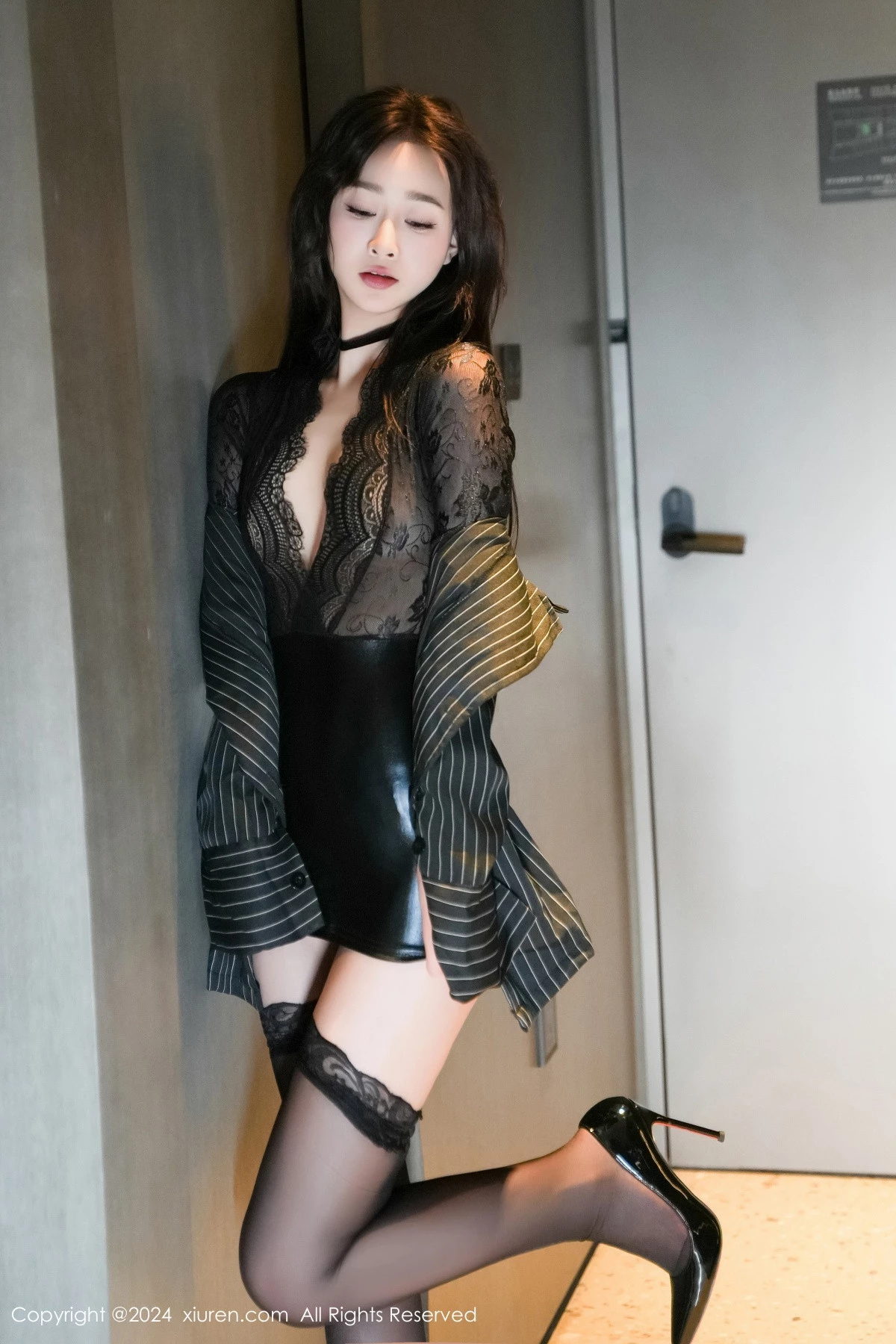 [[XiuRen秀人网]秀人网]No.8660_模特软糖爱喝奶性感黑色西服露黑色情趣内衣配超薄黑丝魅惑写真72P