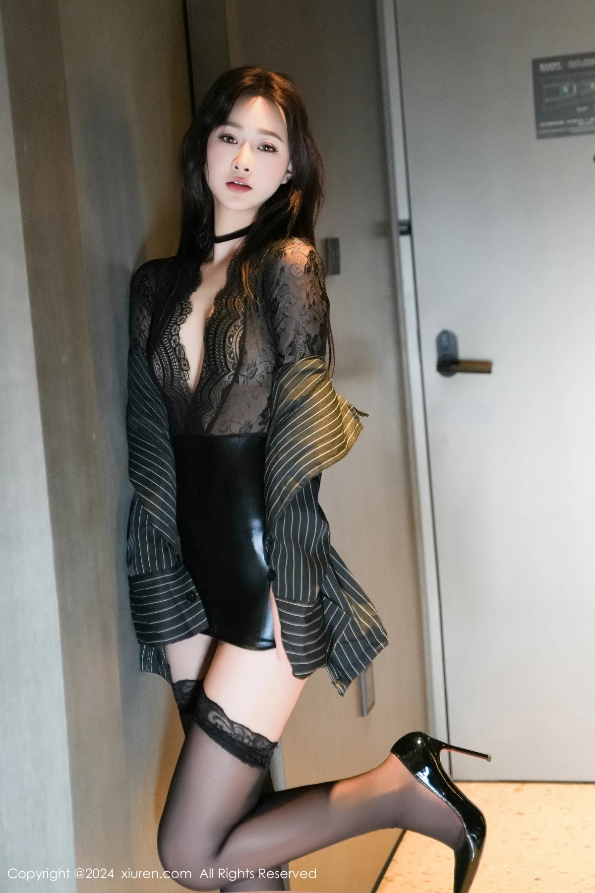 [[XiuRen秀人网]秀人网]No.8660_模特软糖爱喝奶性感黑色西服露黑色情趣内衣配超薄黑丝魅惑写真72P