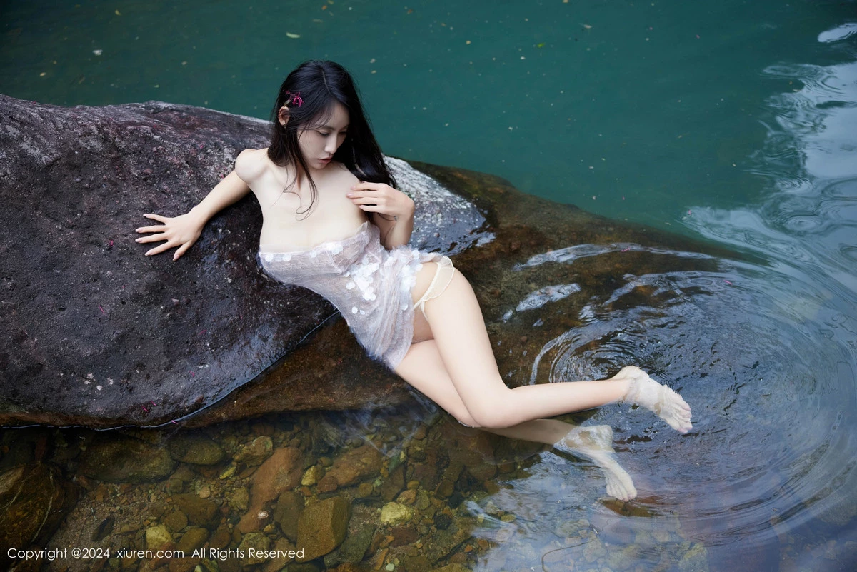 [[XiuRen秀人网]秀人网]No.8659_模特Lingyu69小溪场景性感珍珠白连衣短裙秀丰腴身材诱惑写真65P