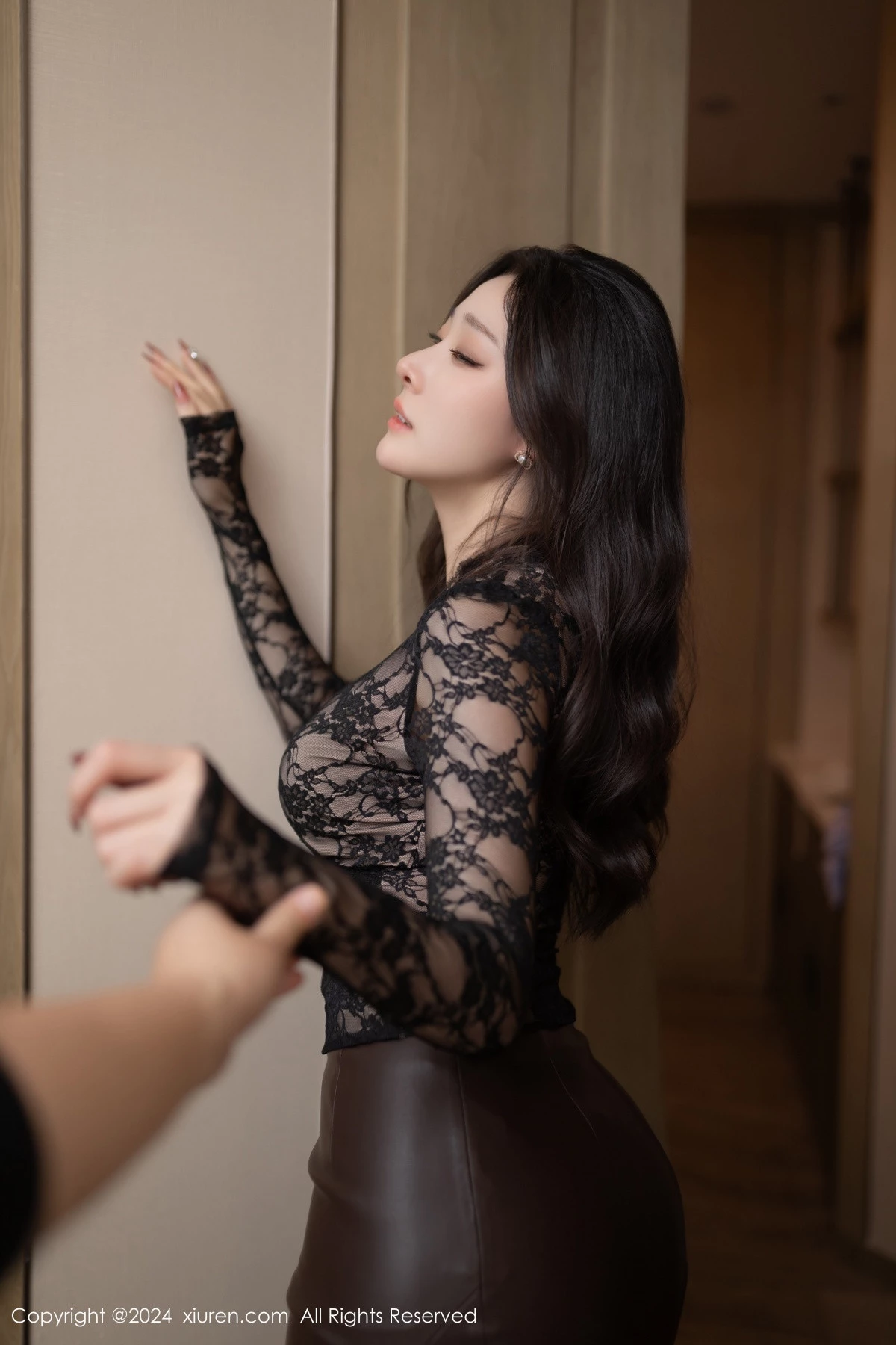 [[XiuRen秀人网]秀人网]No.8662_模特小逗逗性感黑色上衣露黑色内衣配超薄黑丝秀美腿诱惑写真80P