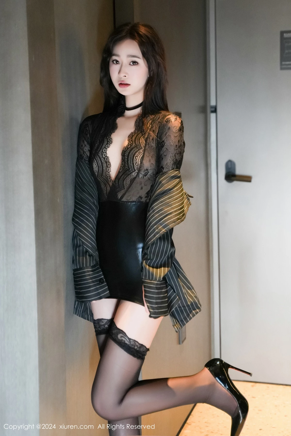 [[XiuRen秀人网]秀人网]No.8660_模特软糖爱喝奶性感黑色西服露黑色情趣内衣配超薄黑丝魅惑写真72P