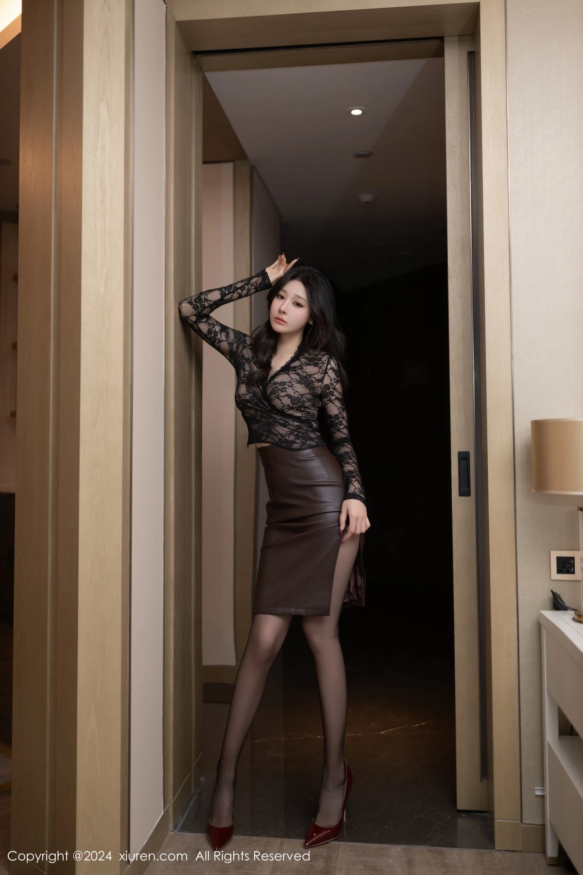 [[XiuRen秀人网]秀人网]No.8662_模特小逗逗性感黑色上衣露黑色内衣配超薄黑丝秀美腿诱惑写真80P