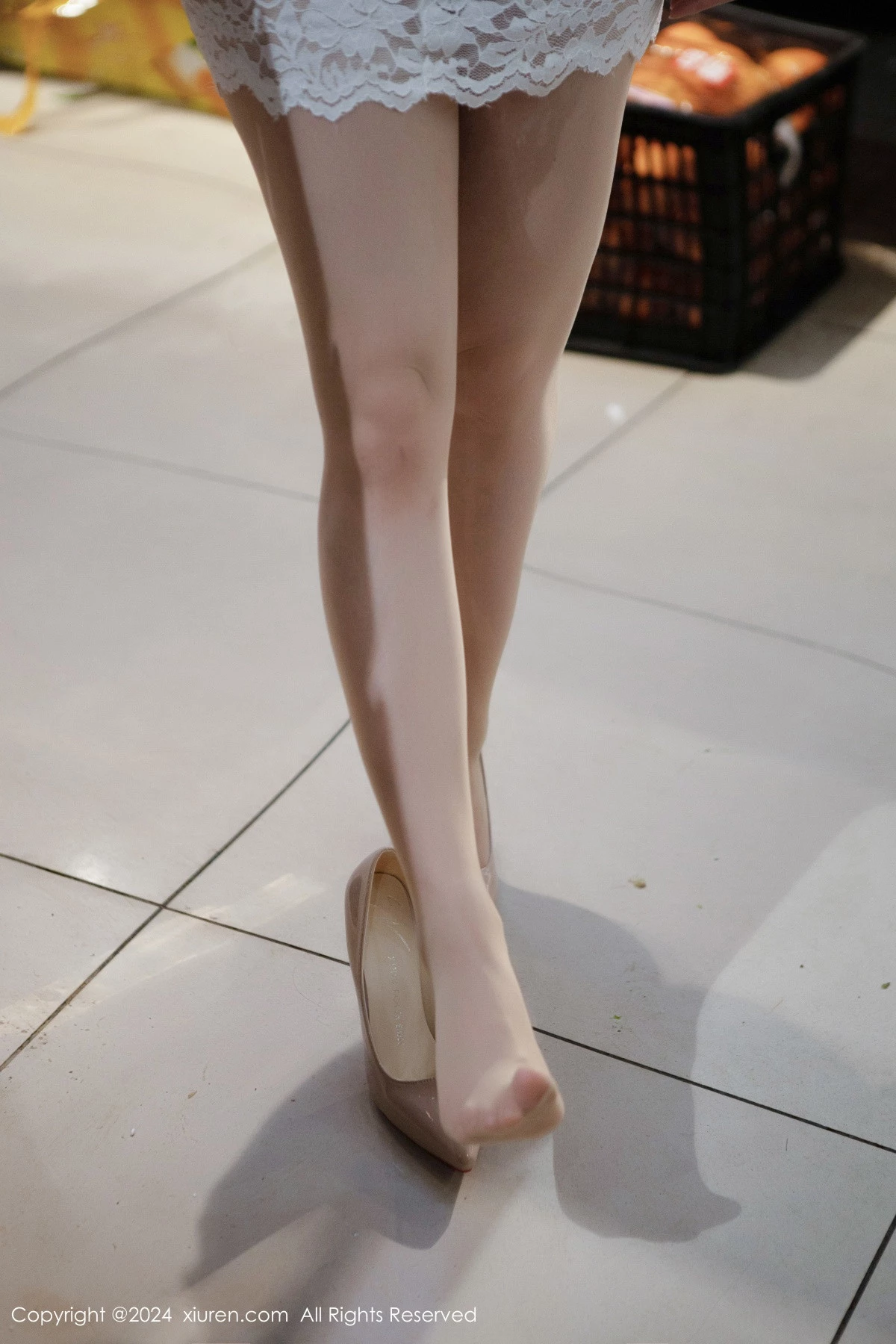 [[XiuRen秀人网]秀人网]No.8677_模特豆瓣酱场景拍摄性感浅紫上衣配超薄肉丝秀丰腴身材诱惑写真89P