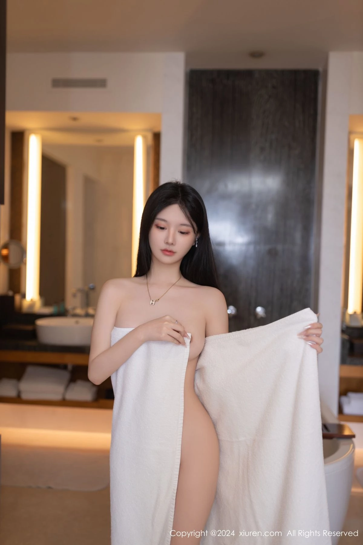 [[XiuRen秀人网]秀人网]No.8672_模特幼幼性感粉色上衣配蓝色牛仔裤半脱秀翘臀美腿撩人诱惑写真80P