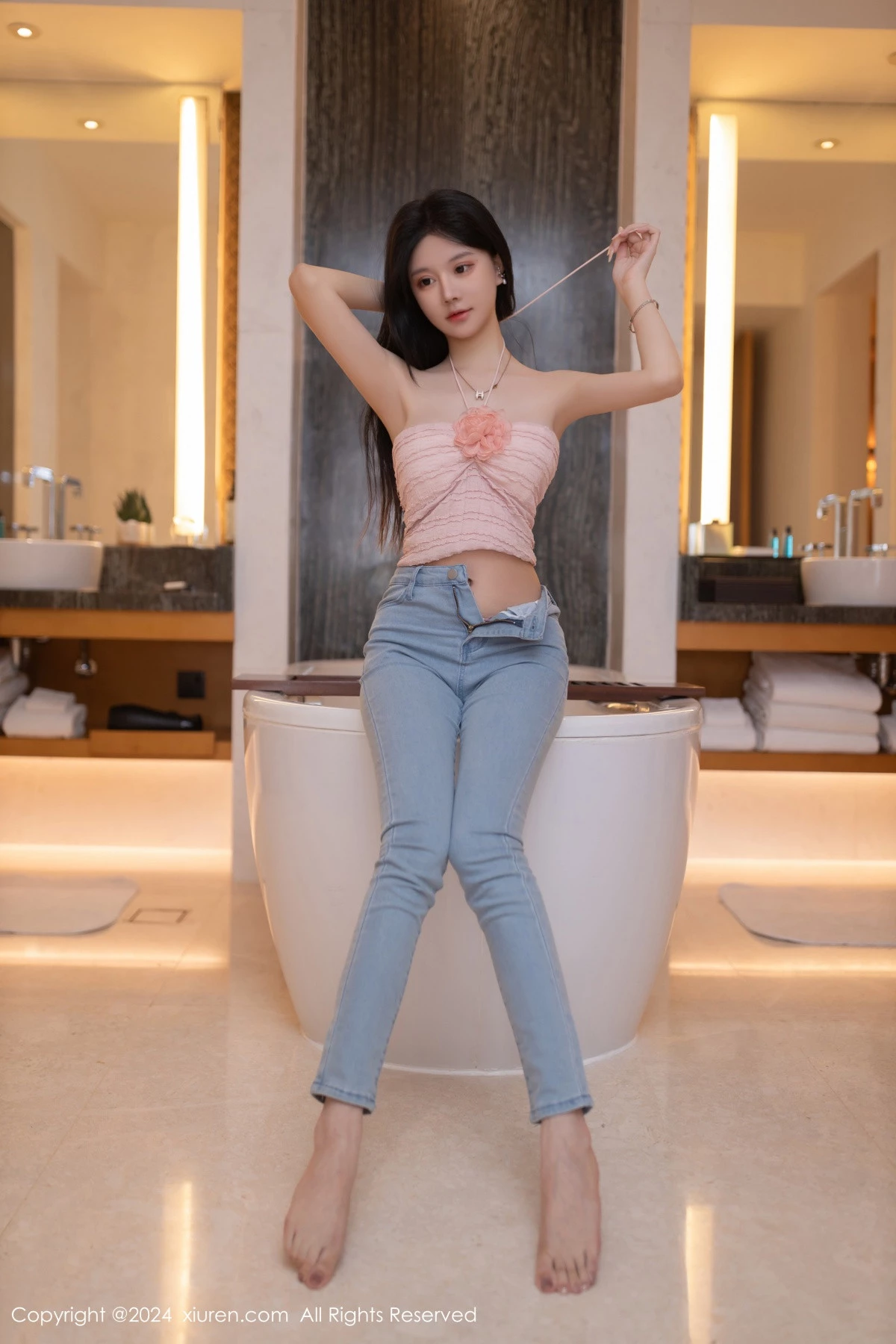 [[XiuRen秀人网]秀人网]No.8672_模特幼幼性感粉色上衣配蓝色牛仔裤半脱秀翘臀美腿撩人诱惑写真80P