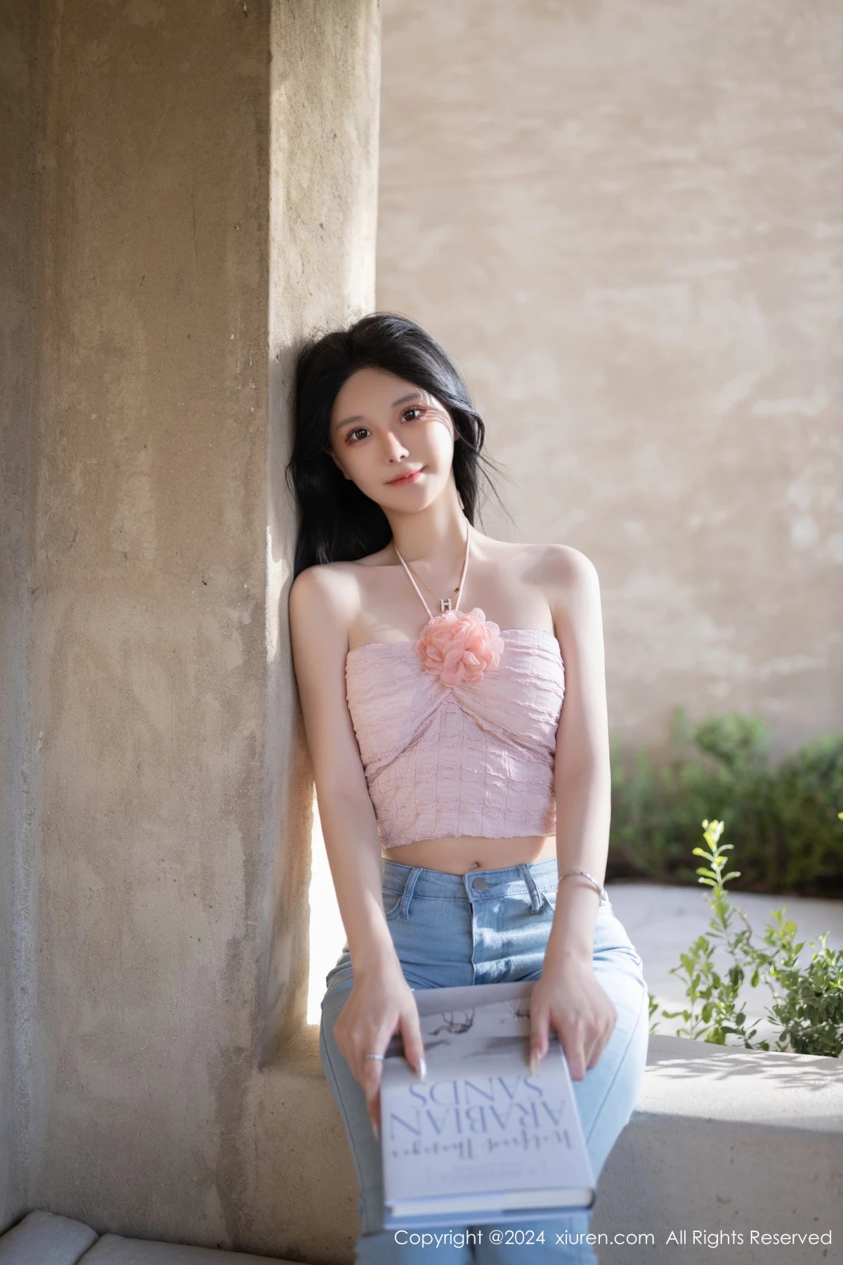 [[XiuRen秀人网]秀人网]No.8672_模特幼幼性感粉色上衣配蓝色牛仔裤半脱秀翘臀美腿撩人诱惑写真80P