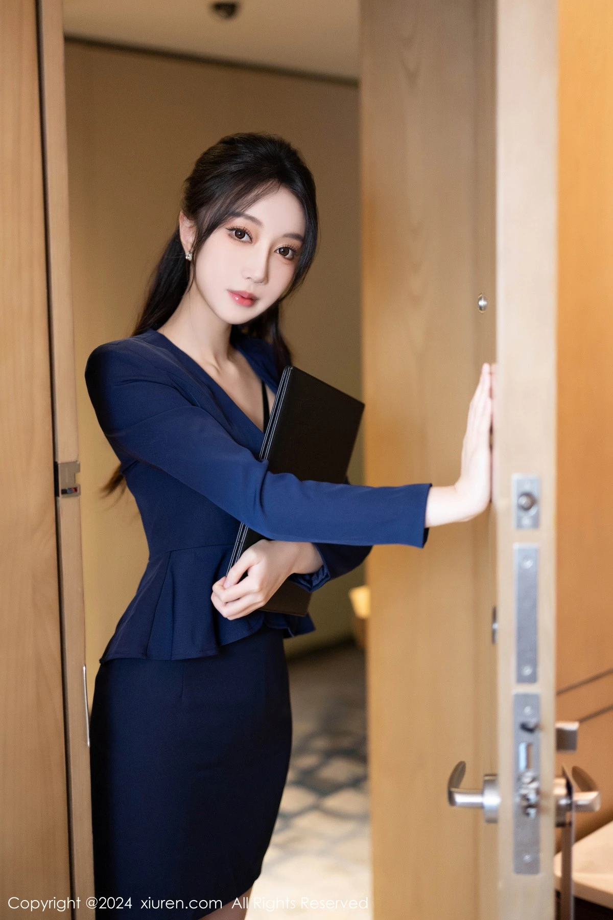 [[XiuRen秀人网]秀人网]No.8669_模特玥儿玥性感蓝色OL服饰露黑色蕾丝内衣配开档灰丝诱惑写真90P