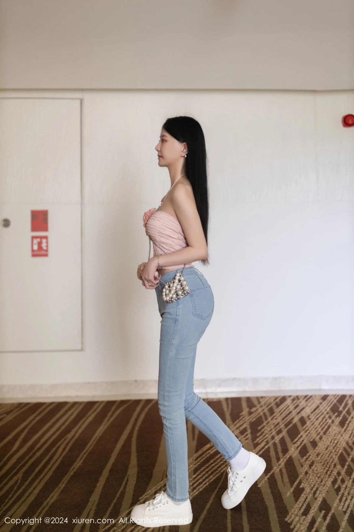 [[XiuRen秀人网]秀人网]No.8672_模特幼幼性感粉色上衣配蓝色牛仔裤半脱秀翘臀美腿撩人诱惑写真80P