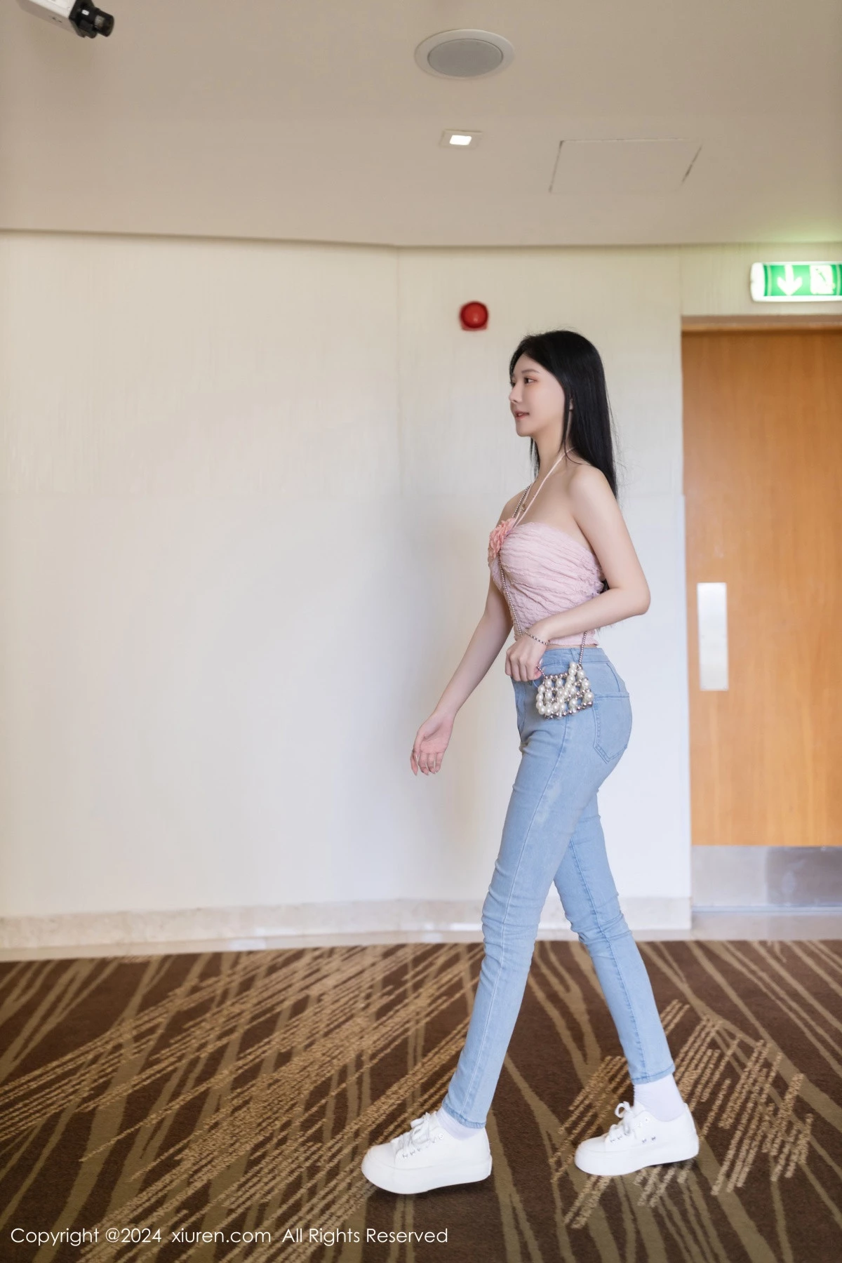 [[XiuRen秀人网]秀人网]No.8672_模特幼幼性感粉色上衣配蓝色牛仔裤半脱秀翘臀美腿撩人诱惑写真80P