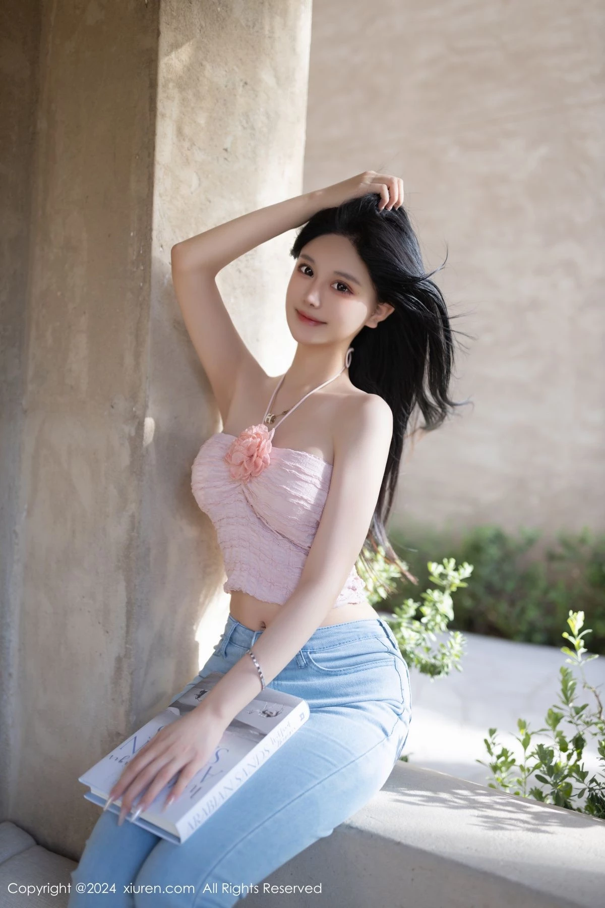 [[XiuRen秀人网]秀人网]No.8672_模特幼幼性感粉色上衣配蓝色牛仔裤半脱秀翘臀美腿撩人诱惑写真80P