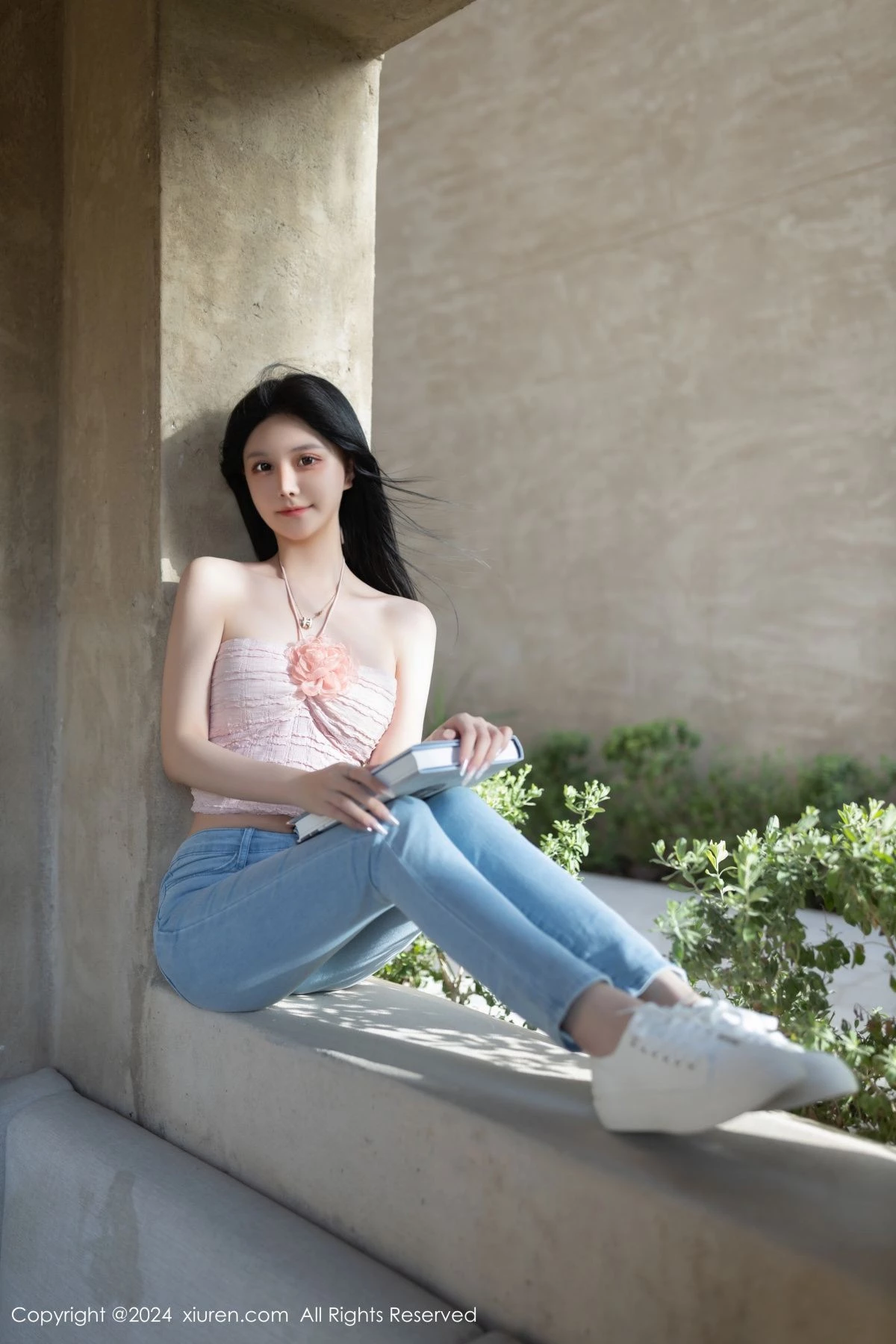 [[XiuRen秀人网]秀人网]No.8672_模特幼幼性感粉色上衣配蓝色牛仔裤半脱秀翘臀美腿撩人诱惑写真80P