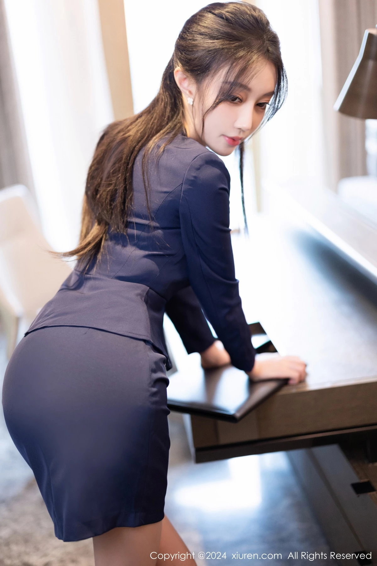 [[XiuRen秀人网]秀人网]No.8669_模特玥儿玥性感蓝色OL服饰露黑色蕾丝内衣配开档灰丝诱惑写真90P