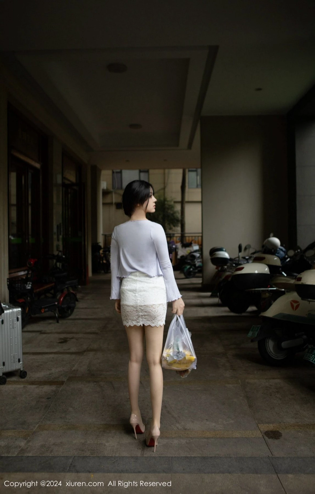 [[XiuRen秀人网]秀人网]No.8677_模特豆瓣酱场景拍摄性感浅紫上衣配超薄肉丝秀丰腴身材诱惑写真89P