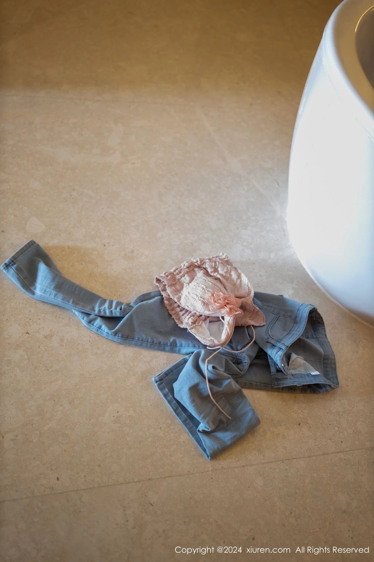 [[XiuRen秀人网]秀人网]No.8672_模特幼幼性感粉色上衣配蓝色牛仔裤半脱秀翘臀美腿撩人诱惑写真80P