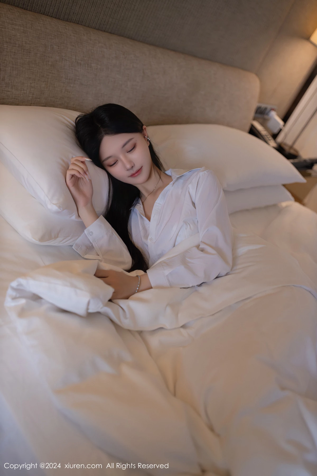 [[XiuRen秀人网]秀人网]No.8672_模特幼幼性感粉色上衣配蓝色牛仔裤半脱秀翘臀美腿撩人诱惑写真80P