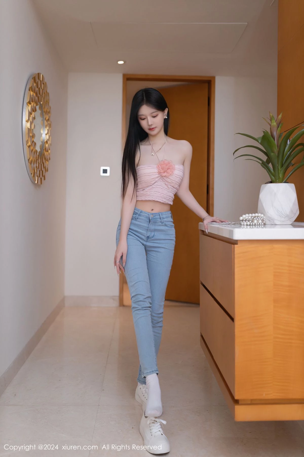 [[XiuRen秀人网]秀人网]No.8672_模特幼幼性感粉色上衣配蓝色牛仔裤半脱秀翘臀美腿撩人诱惑写真80P