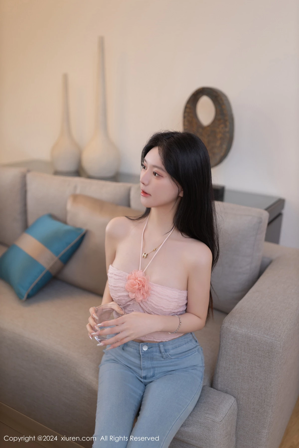 [[XiuRen秀人网]秀人网]No.8672_模特幼幼性感粉色上衣配蓝色牛仔裤半脱秀翘臀美腿撩人诱惑写真80P