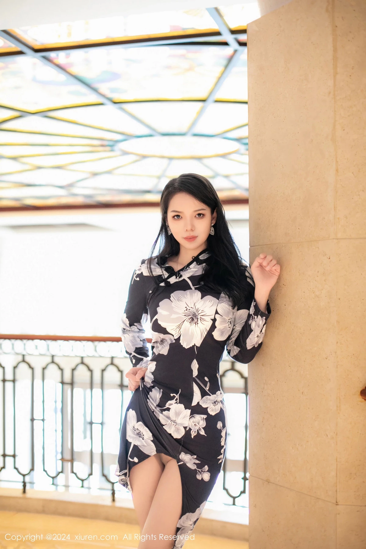 [[XiuRen秀人网]秀人网]No.8680_模特大美妞儿性感黑色旗袍露白色内衣配超薄黑丝袜完美诱惑写真80P