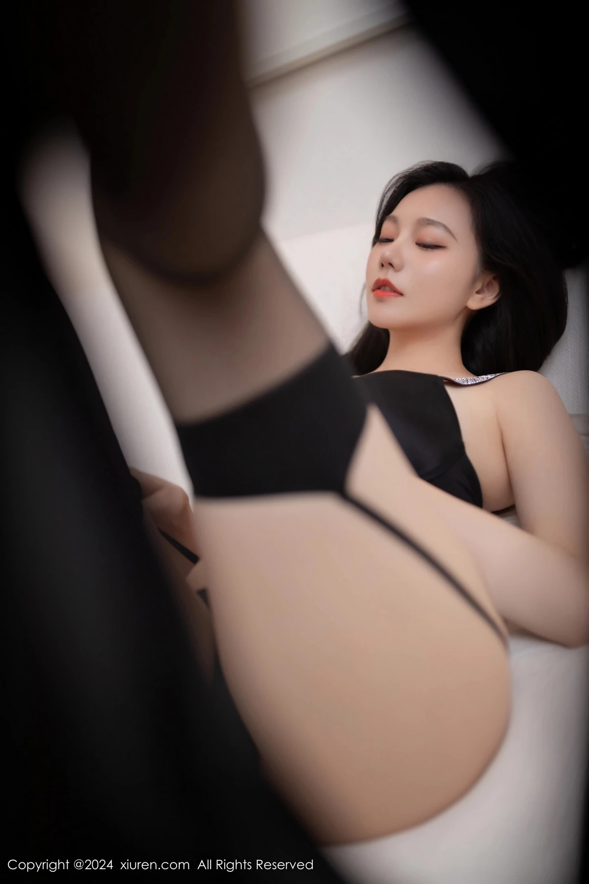 [[XiuRen秀人网]秀人网]No.8681_模特安然anran性感蓝色制服露黑色内衣配黑丝吊袜撩人诱惑写真80P