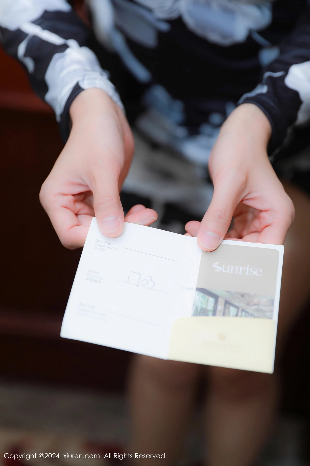 [[XiuRen秀人网]秀人网]No.8680_模特大美妞儿性感黑色旗袍露白色内衣配超薄黑丝袜完美诱惑写真80P