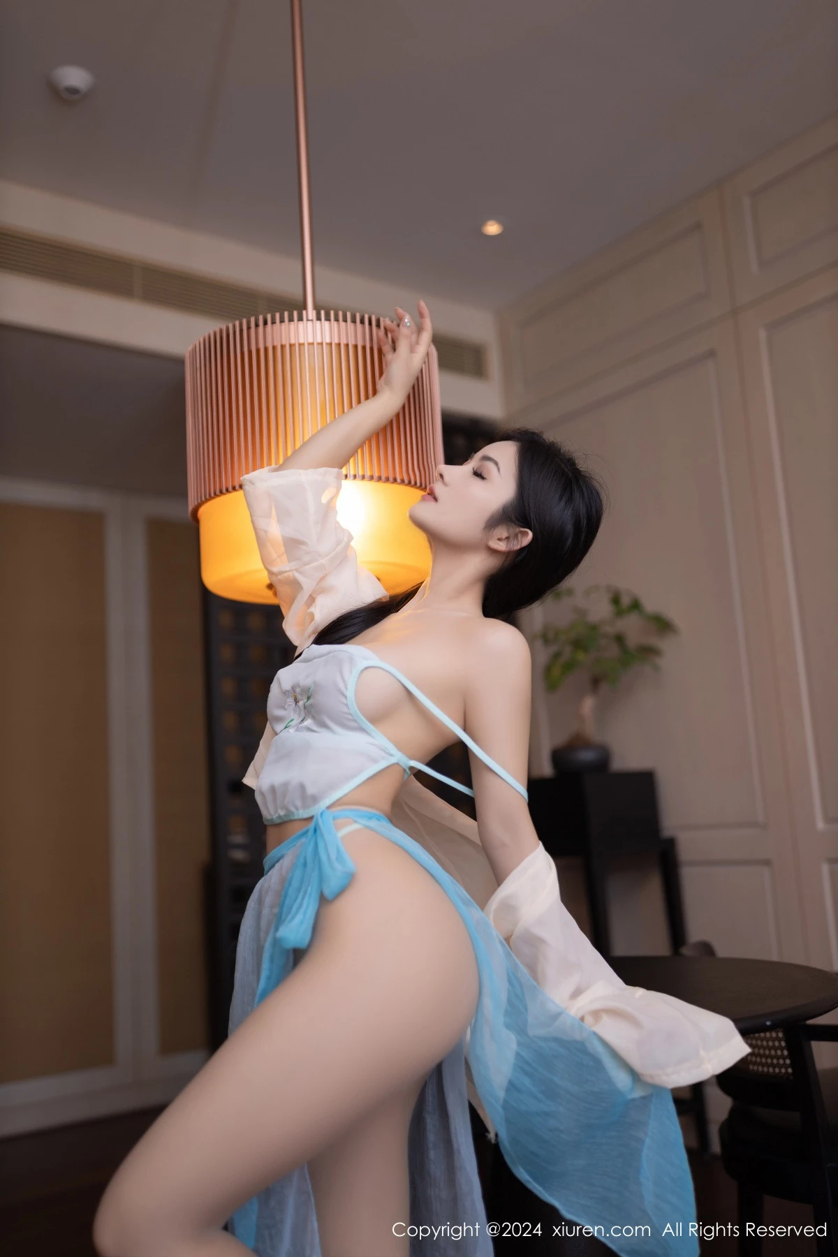 [[XiuRen秀人网]秀人网]No.8691_模特谭小灵性感浅蓝色古风服饰配超薄肉丝秀丰腴身材诱惑写真80P