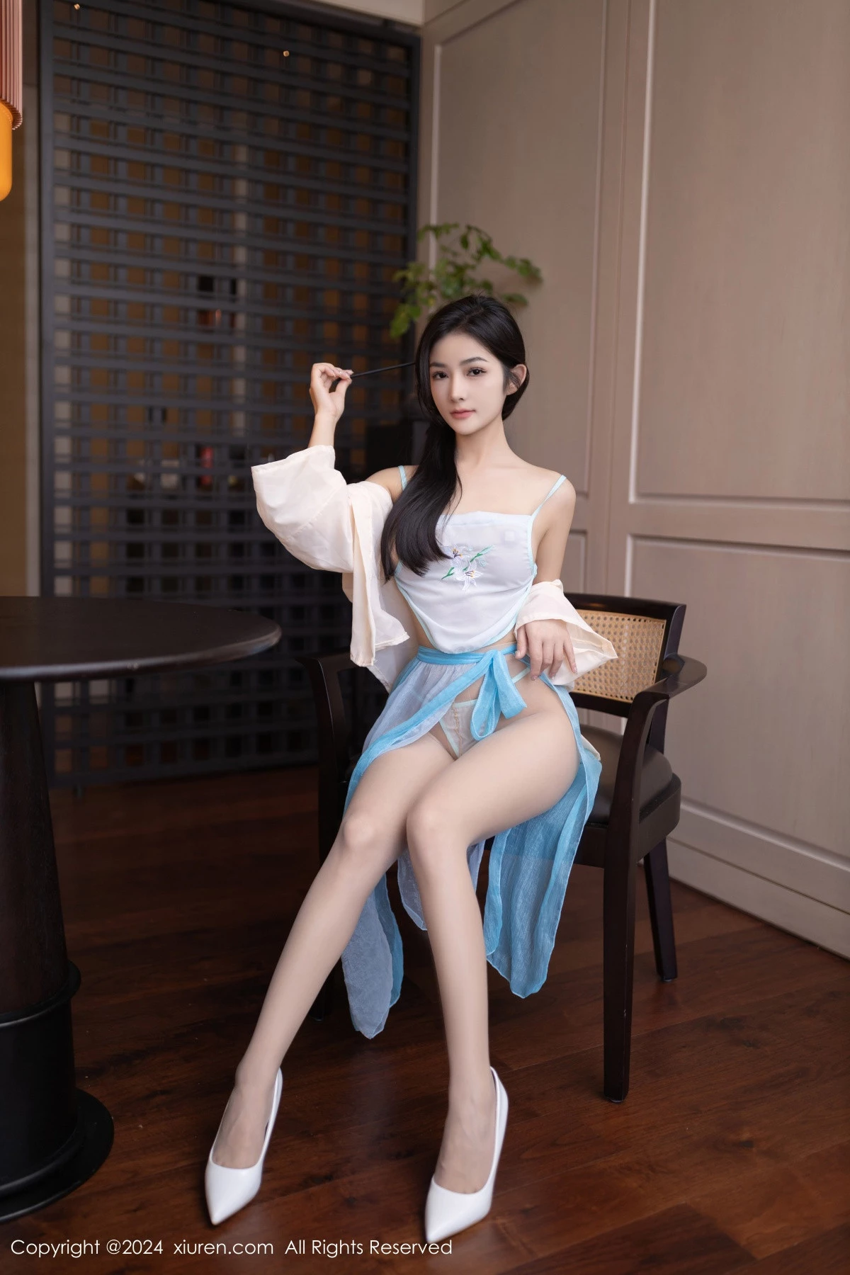 [[XiuRen秀人网]秀人网]No.8691_模特谭小灵性感浅蓝色古风服饰配超薄肉丝秀丰腴身材诱惑写真80P