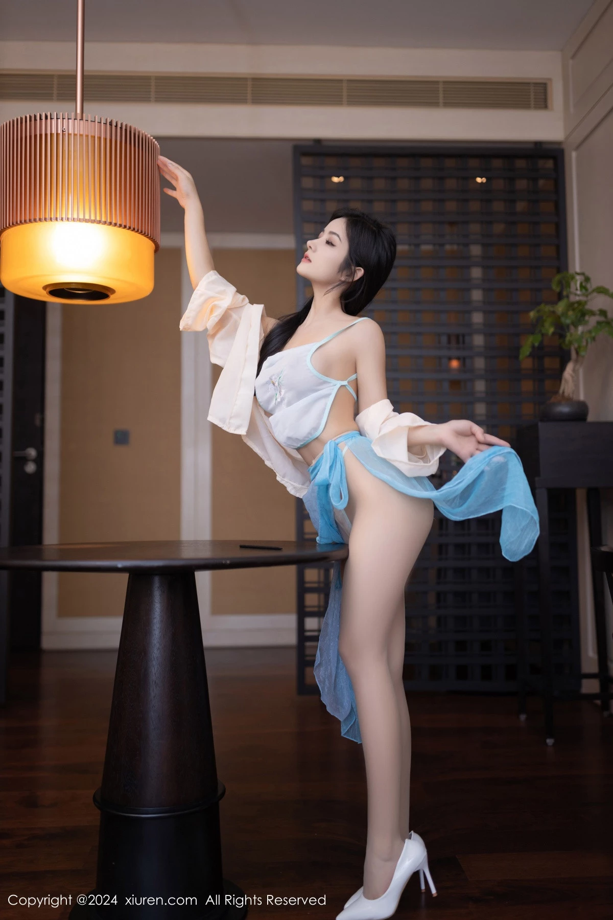 [[XiuRen秀人网]秀人网]No.8691_模特谭小灵性感浅蓝色古风服饰配超薄肉丝秀丰腴身材诱惑写真80P