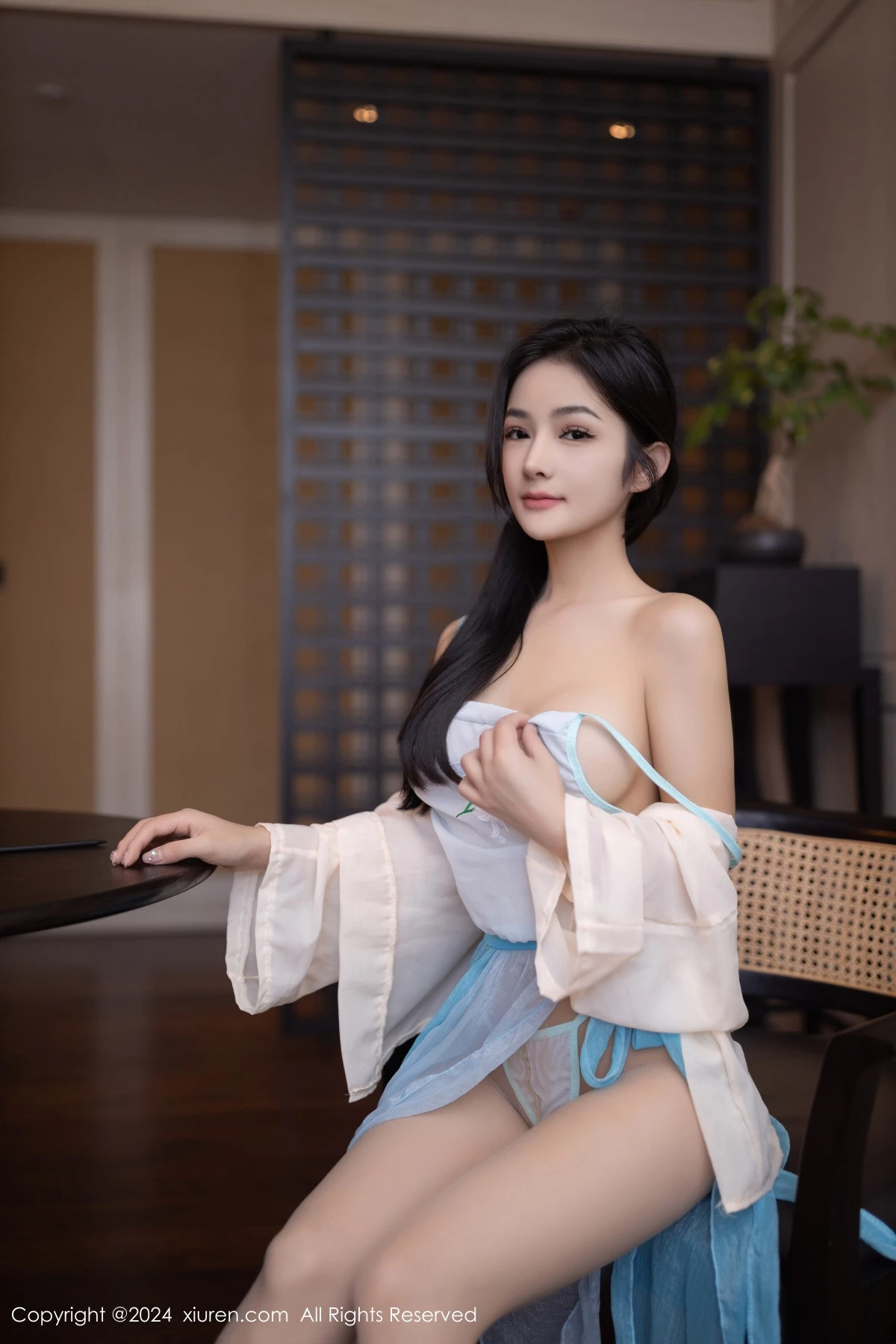 [[XiuRen秀人网]秀人网]No.8691_模特谭小灵性感浅蓝色古风服饰配超薄肉丝秀丰腴身材诱惑写真80P