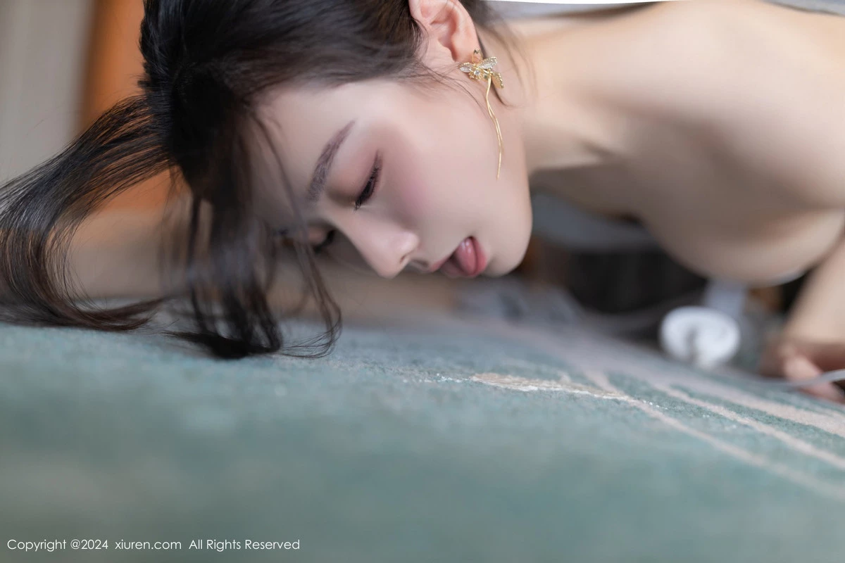 [[XiuRen秀人网]秀人网]No.8699_模特小逗逗性感灰色连衣裙配超薄肉丝半脱秀曼妙身姿诱惑写真80P