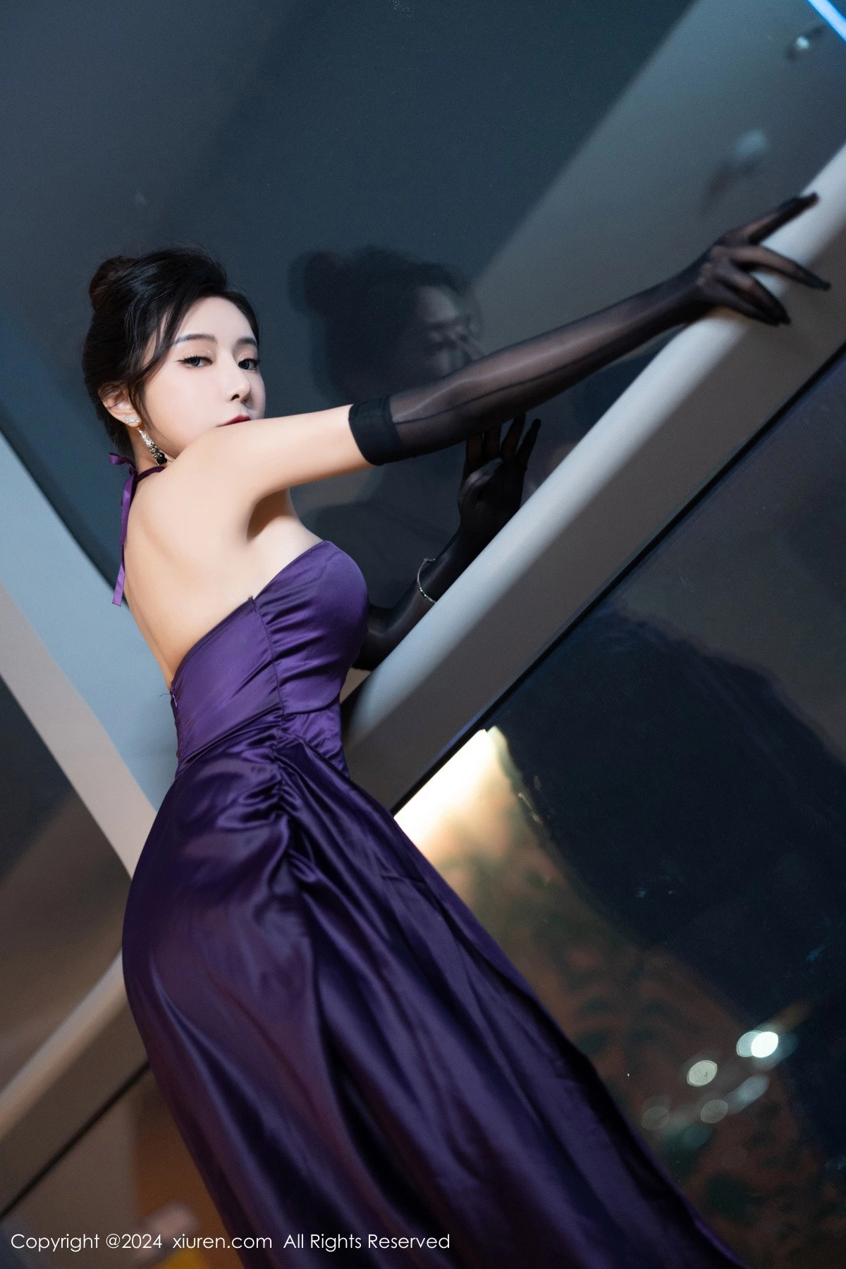 [[XiuRen秀人网]秀人网]No.8698_女神王馨瑶yanni性感紫色露肩连衣裙配紫丝袜秀完美身材诱惑写真80P