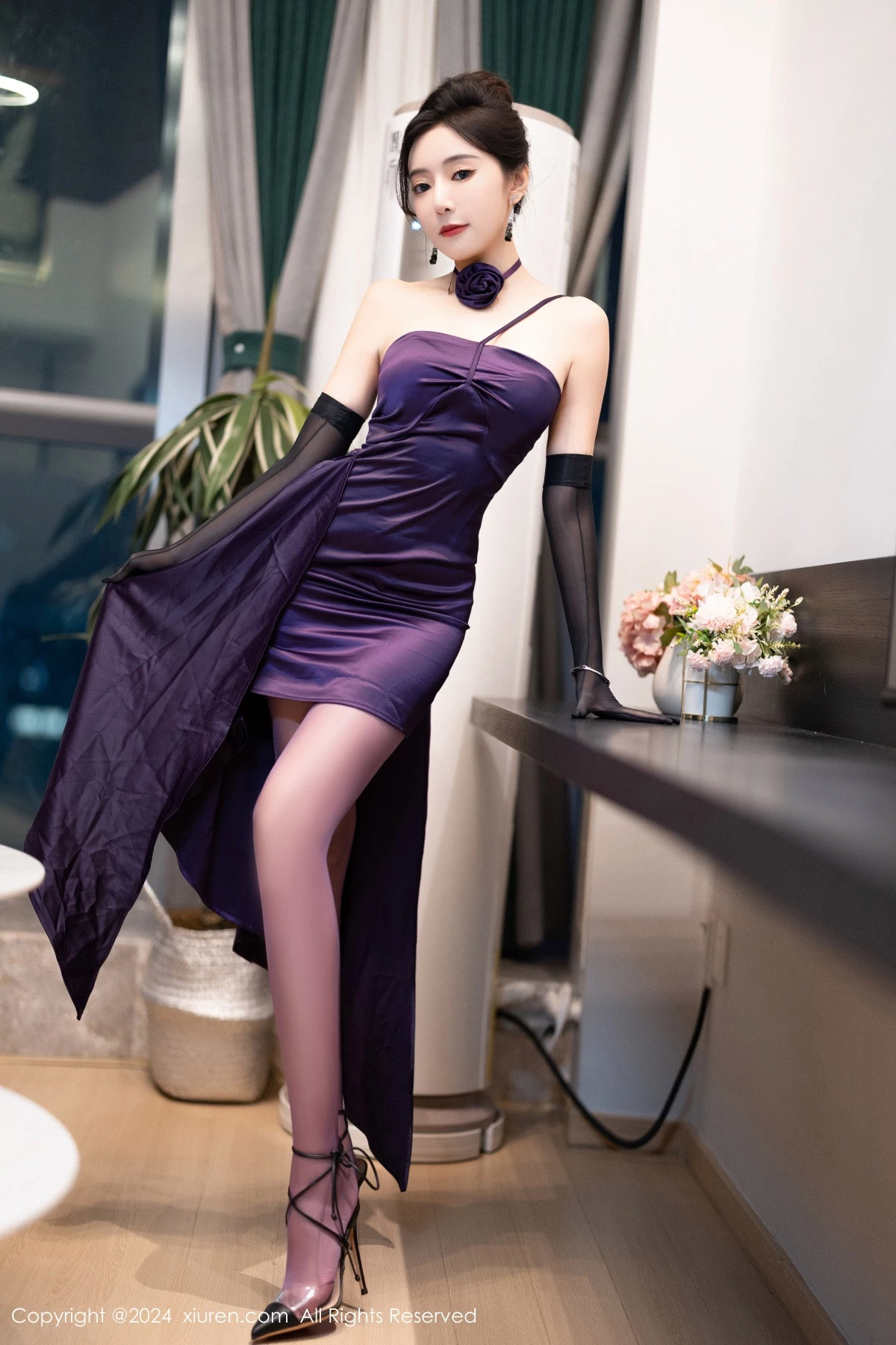 [[XiuRen秀人网]秀人网]No.8698_女神王馨瑶yanni性感紫色露肩连衣裙配紫丝袜秀完美身材诱惑写真80P