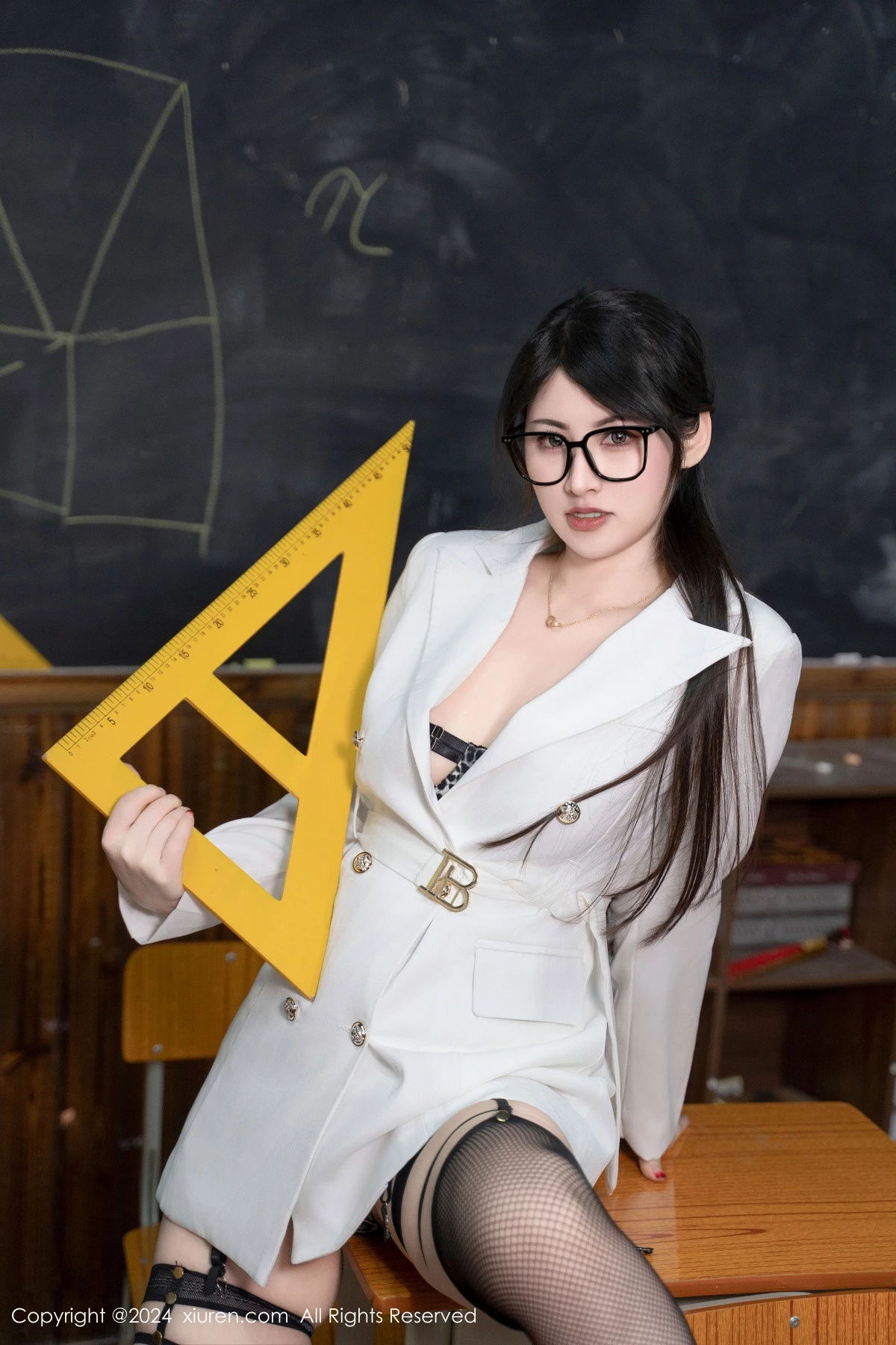 [[XiuRen秀人网]秀人网]No.8694_模特诗诗kiki教室场景豹纹情趣内衣配黑丝袜秀丰腴身材诱惑写真94P