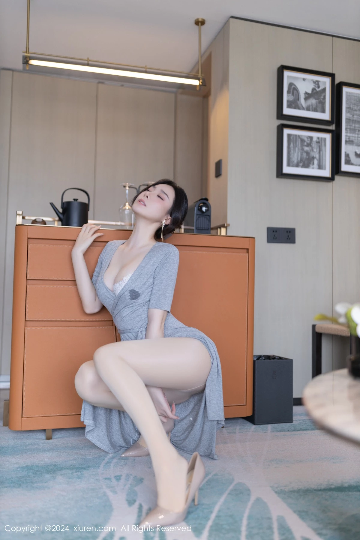 [[XiuRen秀人网]秀人网]No.8699_模特小逗逗性感灰色连衣裙配超薄肉丝半脱秀曼妙身姿诱惑写真80P