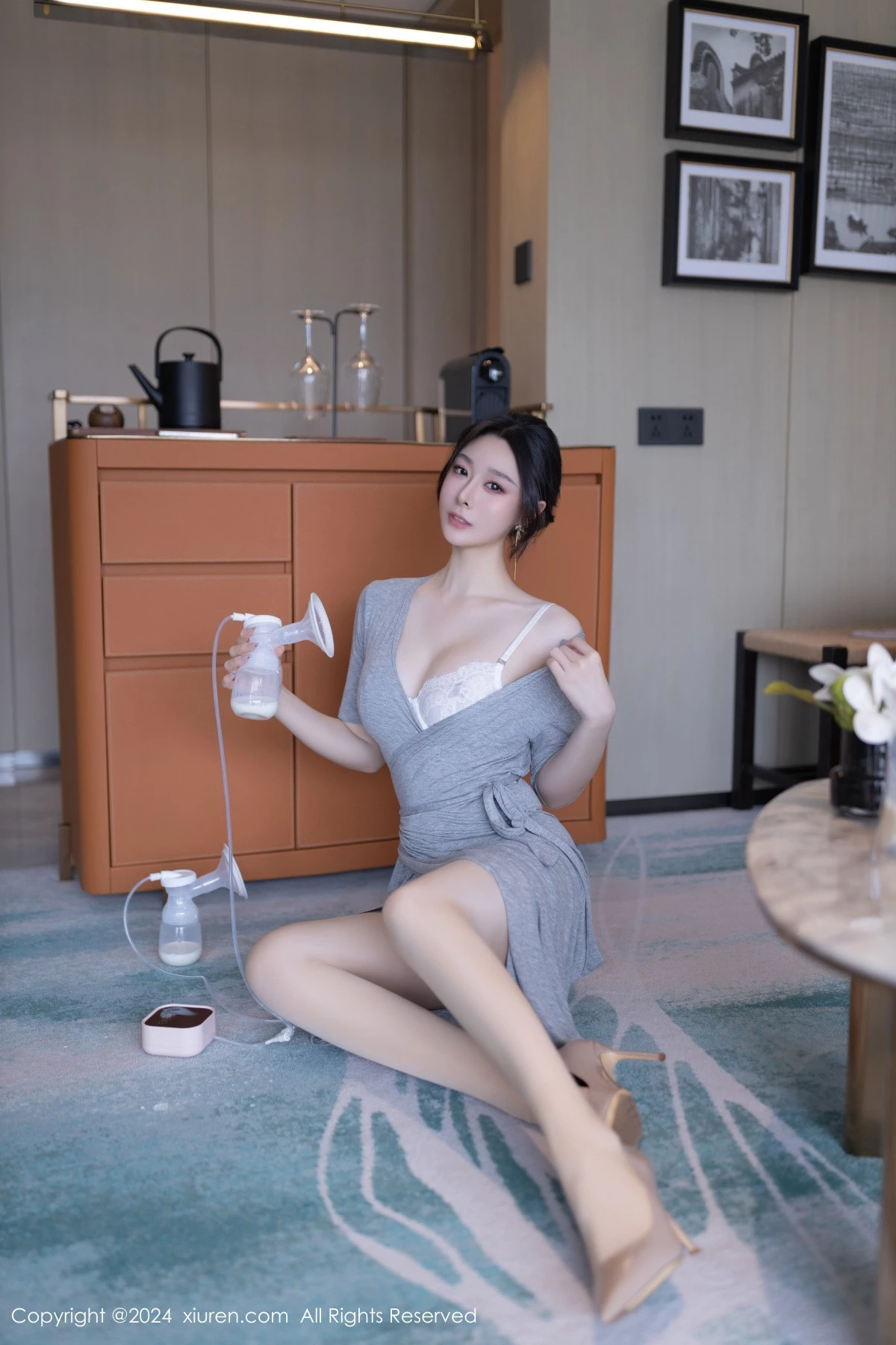 [[XiuRen秀人网]秀人网]No.8699_模特小逗逗性感灰色连衣裙配超薄肉丝半脱秀曼妙身姿诱惑写真80P