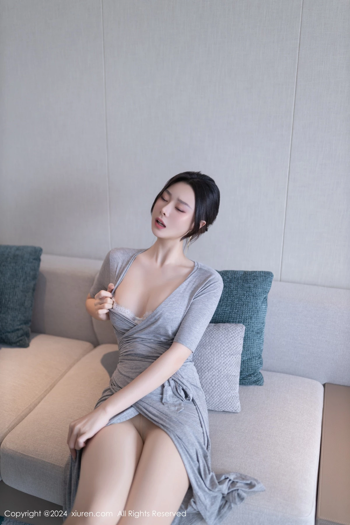 [[XiuRen秀人网]秀人网]No.8699_模特小逗逗性感灰色连衣裙配超薄肉丝半脱秀曼妙身姿诱惑写真80P