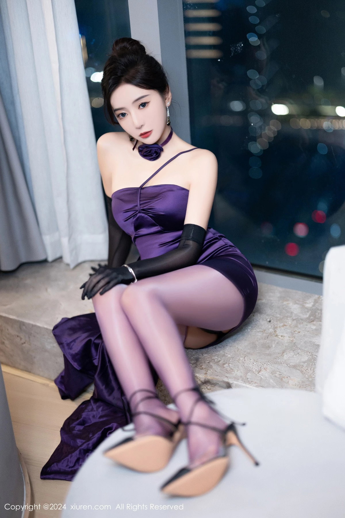 [[XiuRen秀人网]秀人网]No.8698_女神王馨瑶yanni性感紫色露肩连衣裙配紫丝袜秀完美身材诱惑写真80P