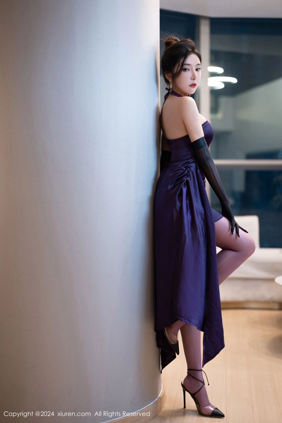 [[XiuRen秀人网]秀人网]No.8698_女神王馨瑶yanni性感紫色露肩连衣裙配紫丝袜秀完美身材诱惑写真80P