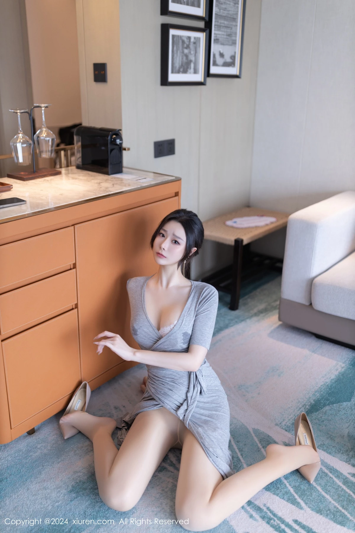 [[XiuRen秀人网]秀人网]No.8699_模特小逗逗性感灰色连衣裙配超薄肉丝半脱秀曼妙身姿诱惑写真80P