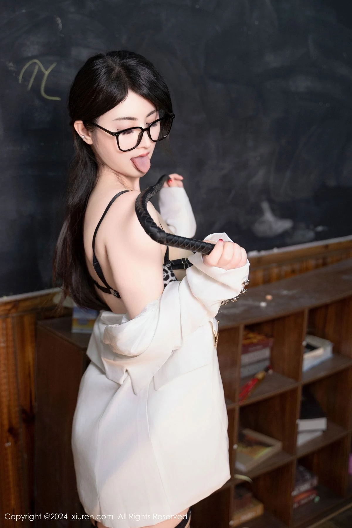 [[XiuRen秀人网]秀人网]No.8694_模特诗诗kiki教室场景豹纹情趣内衣配黑丝袜秀丰腴身材诱惑写真94P